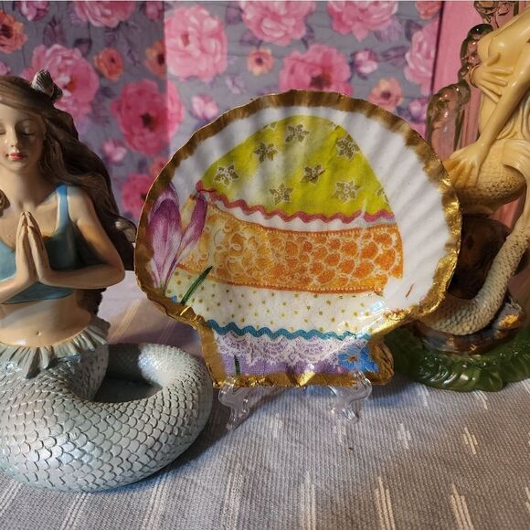 DECOUPAGE EASTER EGG ON A SCALLOPED SHELL - Picture 2 of 2